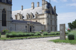 conception de la signalétique extérieure du musée nationale de la renaissance, vue du totem à l'entrée du château d'écouen Thibaut Chignaguet graphiste